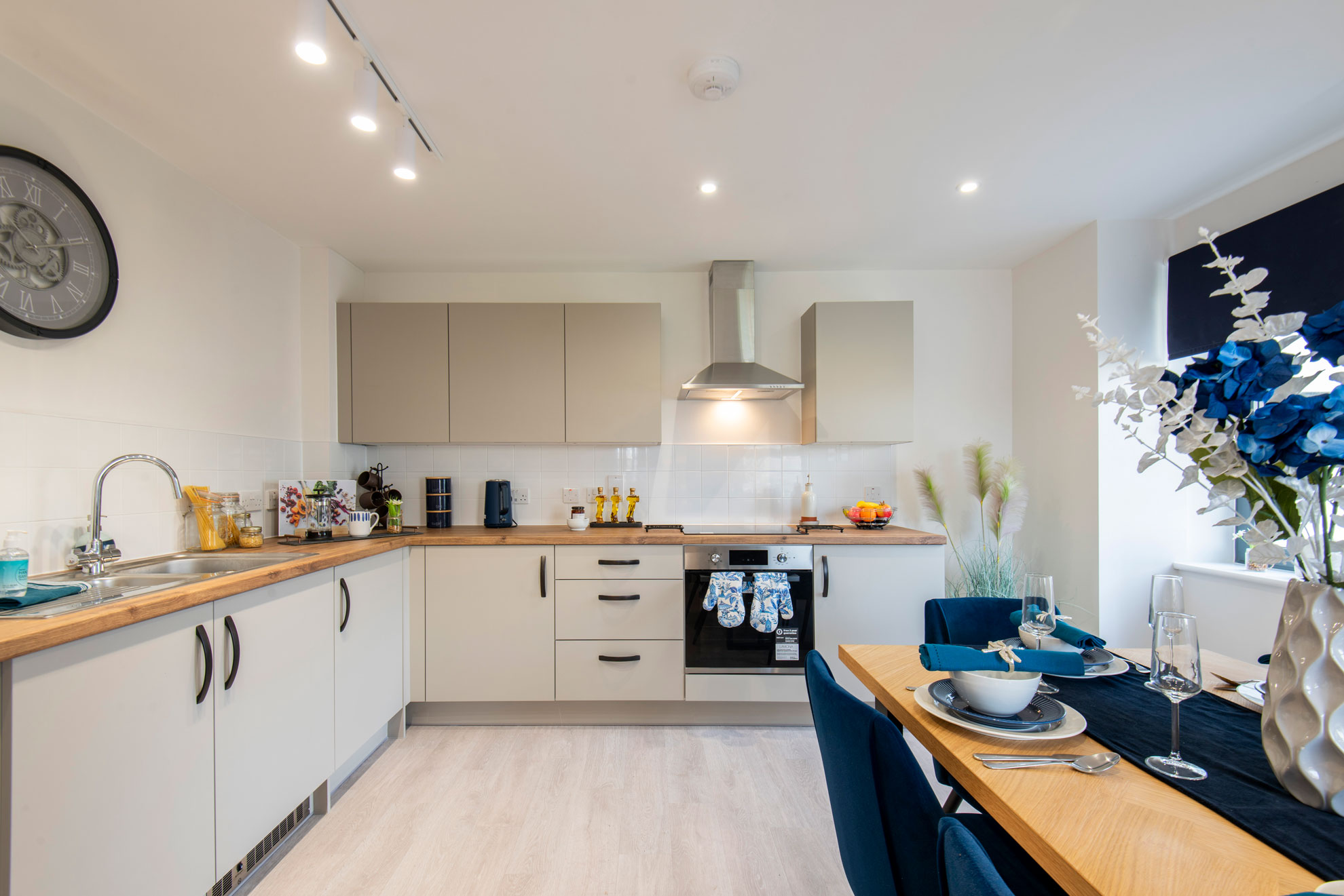 Stylish open-plan kitchen with glossy finishes and built-in appliances