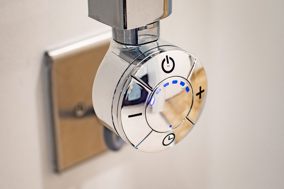 Close up of a thermostat on a radiator